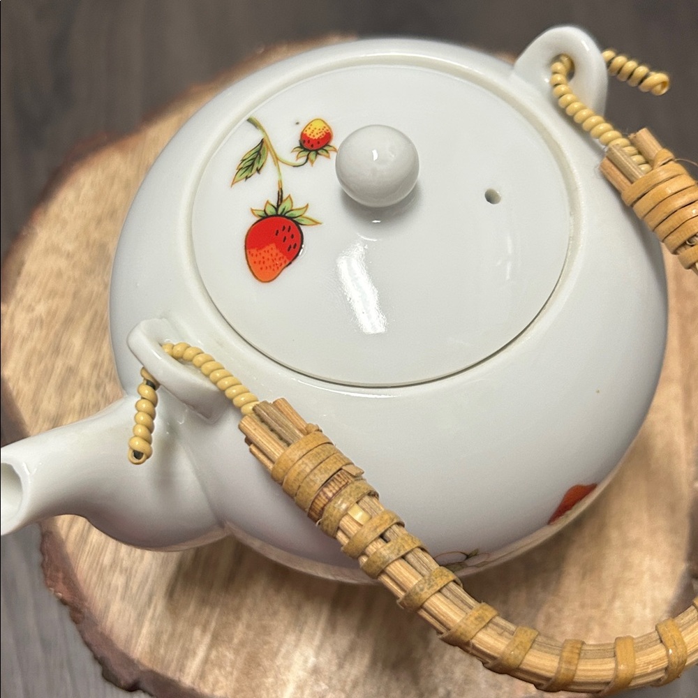 Vintage Japanese Porcelain Teapot with Strawberry Design - Picture 5 of 5
